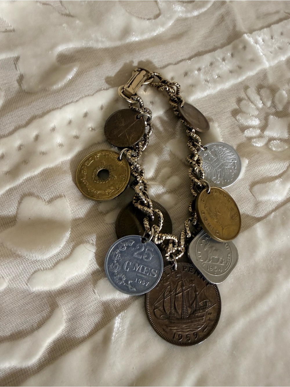 Vintage MCM Foreign Coin Charm Bracelet World Traveler Souvenir Jewelry 7.5”